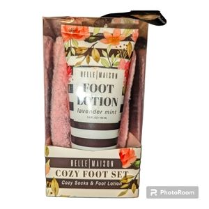 Foot lotion and socks set